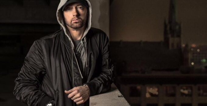 Eminem tue Slim Shady pour promouvoir son disque.