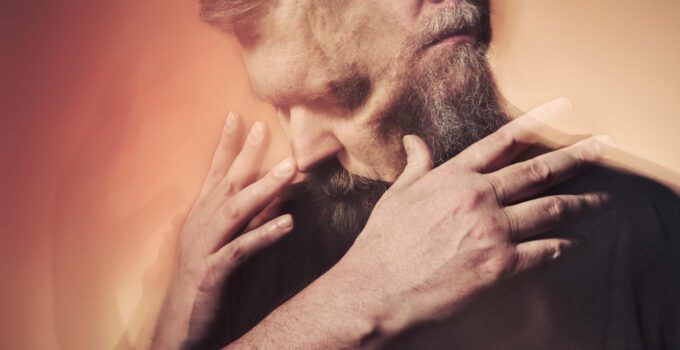 John Grant mélange ballades crève cœur et boîtes à rythmes.