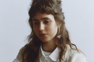 "Clairo opère toujours avec "Charm" sur son troisième album"