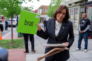 Kamala Harris fait sensation en brandissant un disque préféré sur