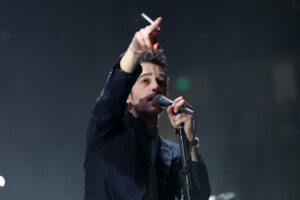 The 1975 poursuivis en justice un an après leur baiser