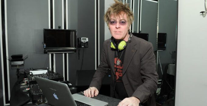 Andy Rourke, bassiste des Smiths, honoré à Manchester