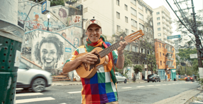 Manu Chao revient avec l'album lumineux "Viva Tu"