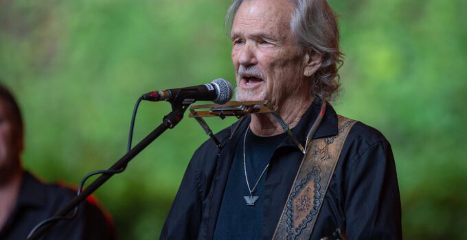 Mort de Kris Kristofferson, ponte country et acteur