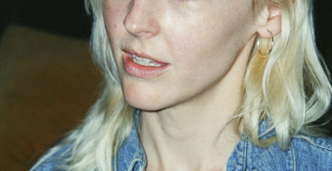 Exploration de l'arbre généalogique par Laura Marling: un bel album