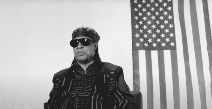 Neil Young et Stevie Wonder soutiennent Kamala Harris